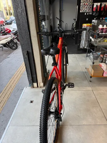 Bicicleta aro 29, 21 marchas, quadro de alumínio e freio hidráulico
