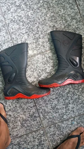 Bota pra motoqueiro de borracha,usada duas vezes apenas número 41
