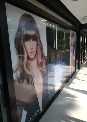 APLICAÇÃO DE ADESIVOS EM VITRINES E PORTAS