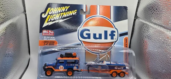Johnny Lightning 1980 Toyota Land Cruiser With Boat & Trailer