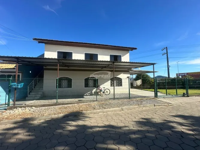 Casa superior com 3 dormitórios disponível para locação anual no Centro em Barra Velha (có