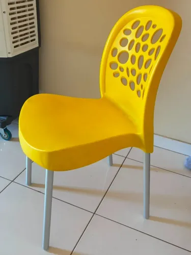 CADEIRA MODERNA AMARELA