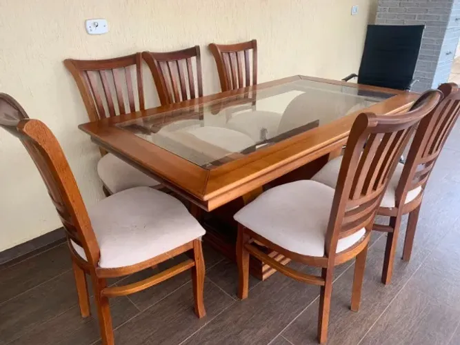 Mesa de jantar de madeira com tampo de vidro (6 lugares)