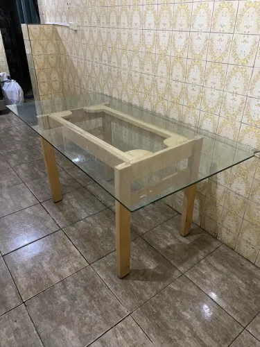Mesa de vidro com pés feito de madeira de lei