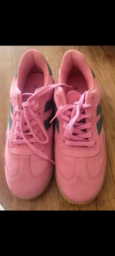 Tênis casual feminino em tons de rosa e detalhes contrastantes (como azul ou verde).