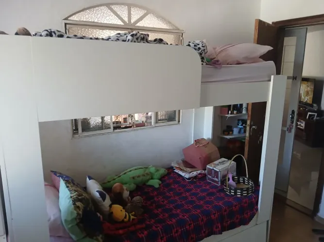 Cama beliche com uma cama adicional com quatro gavetas que sao escadas
