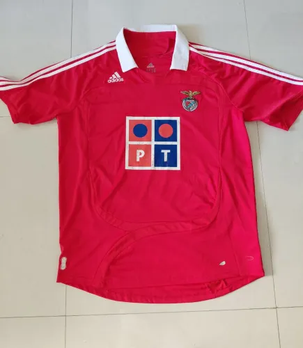 Camisa do Benfica, manto titular da temporada 2007/2008 produzido pela Adidas