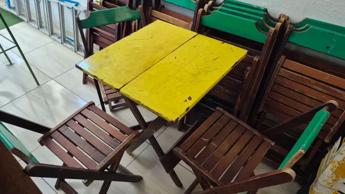 Conjunto de 1 Mesa e 4 Cadeiras de Madeira