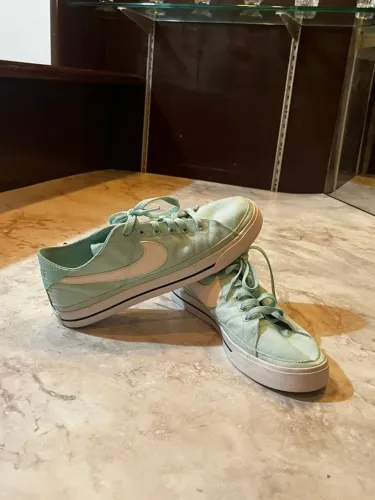 Tênis Nike original, modelo casual na cor verde claro (mint) com detalhe branco.