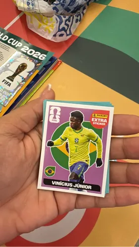? Figurinha Extra Sticker Vinícius Júnior - Roxa (Purple)