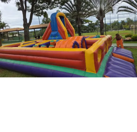 inflável corrida de obstáculos 