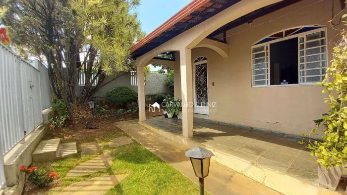 Casa de Esquina à venda no Bairro Angola Excelente Localização em Betim