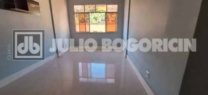 Apto no centro,fundos,silencioso,pronto para morar!Localização privilegiada!!