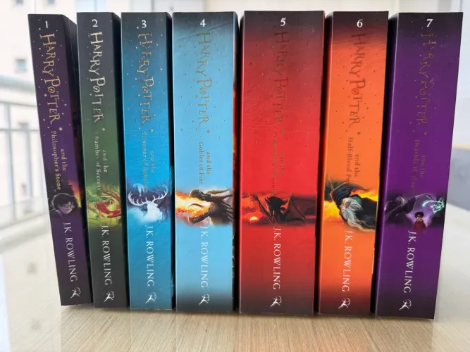 Coleção Harry Potter + criança amaldiçoada- versão britânica 
