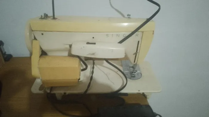 Vende se máquina costura reta marca singer