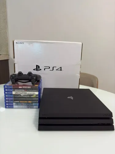 PS4 Pro , com 8 jogos em estado de novo + acessórios