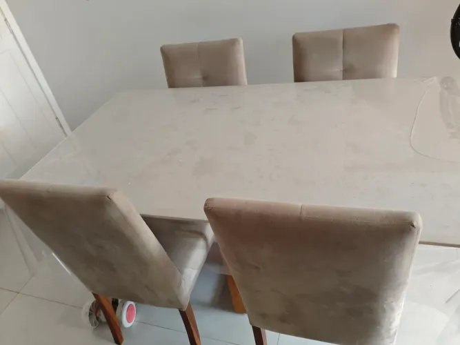 Mesa tampo em vidro com quatro cadeiras em madeira