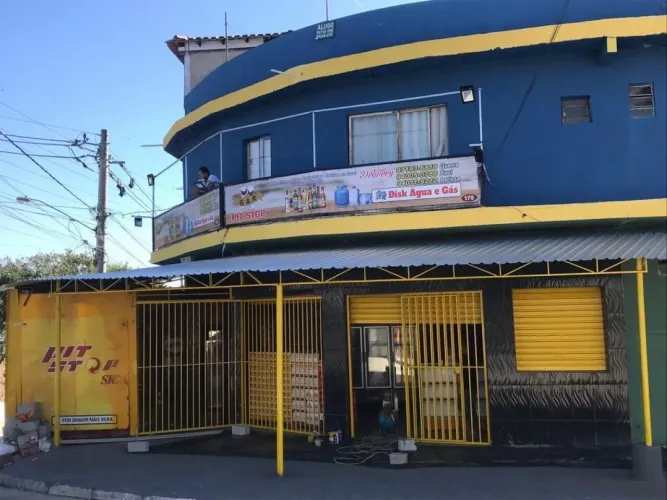 Prédio comercial e residencial com 10 casas e 5 saloes renda 11.000