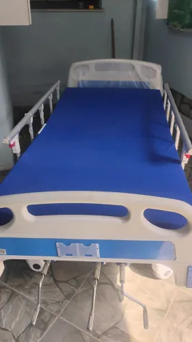 Cama hospitalar com 5 dias de uso