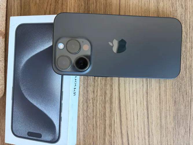 Vendo iPhone 15 pro 256gb preto em excelente estado.
