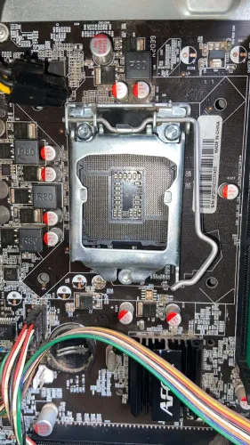 Gabinete com placa mãe, fonte corsair 430cx, memória 4gb ddr3