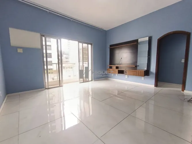 Aluga-se Excelente Apartamento Todo reformado | 2 Quartos (1 suite), Sacada e 2 Vagas na R