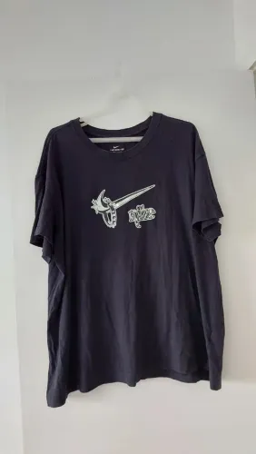 T_Shirt Nike. Tamanho G. Silke em Perfeito estado. Largura 65cm; Altura 73cm.