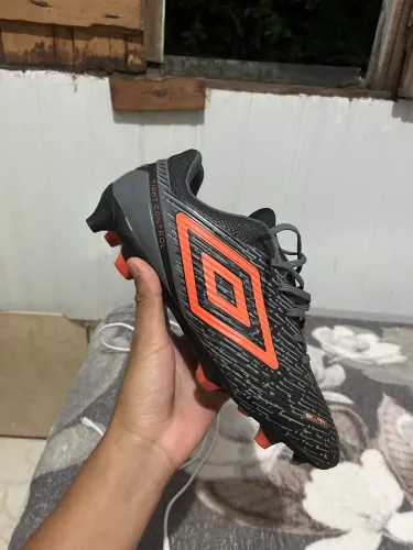 Vende-se chuteira umbro seminova usado apenas 1 vez nenhum defeito tamanho 43