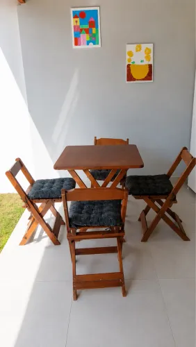 Vendo mesa com 4 cadeiras bistrô de madeira 