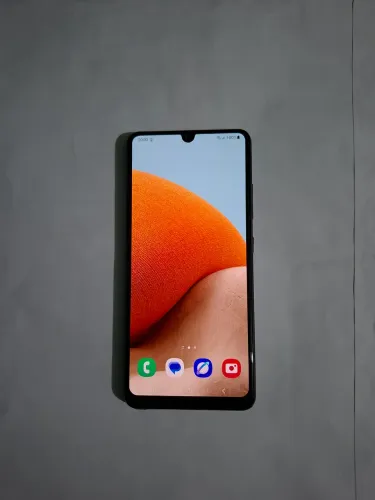Vendo Samsung Galaxy A32 na cor preta, com 128GB de memória interna.