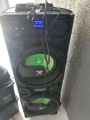 Vende se essa caixa de som seminova