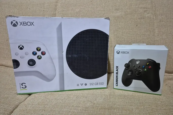 Xbox series S na caixa com 2 controles, zerado