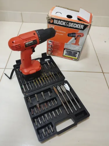 Parafusadeira com jogo de brocas