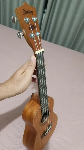 UKULELE - INTRUMENTO MUSICAL