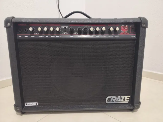 Amplificador de guitarra Crate GXT 100 com pré valvulado e footswitch
