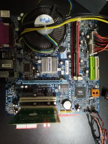 Placa mãe Gigabyte 775 Celeron D e 2gb DDR2