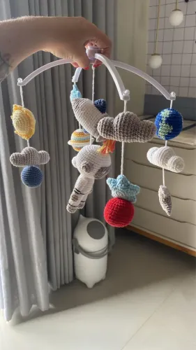Móbile Astronauta feito a mão.