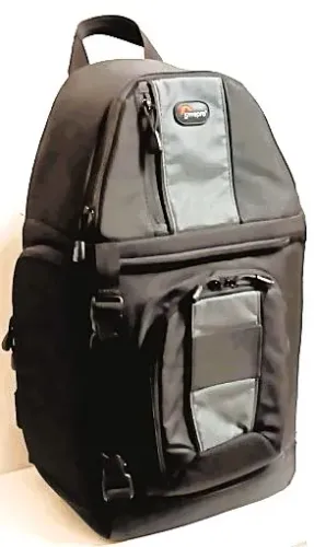 Bolsa para Câmera tipo Mochila com Capa de Chuva LowePro Slingshot 202AW