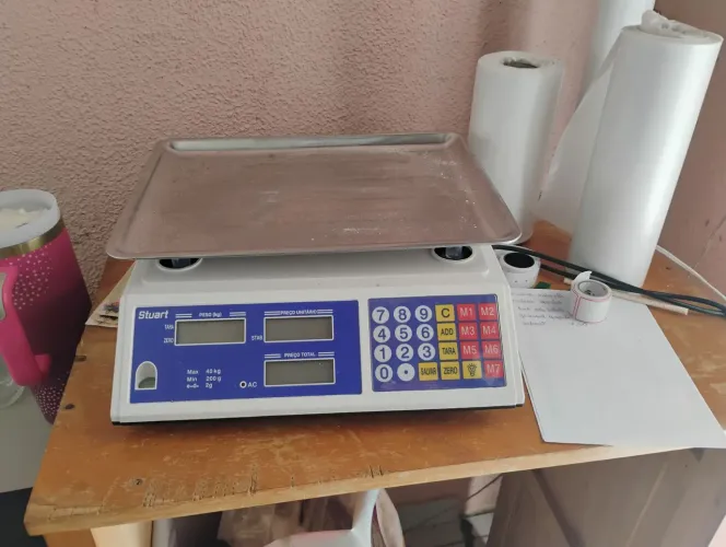 Vende o estoque e os móveis de loja