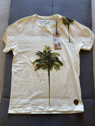 Camiseta nova F.O.R.S com detalhe em couro para palheta de violão/guitarra