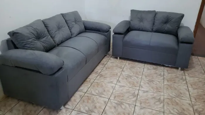 Conjunto de sofá com assento firme e confortável.
