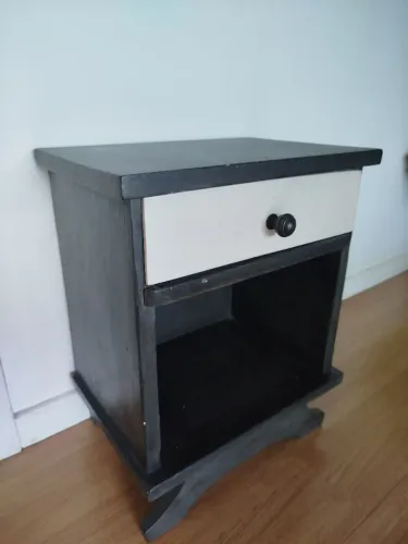 Mesa de cabeceira antiga em madeira maciça