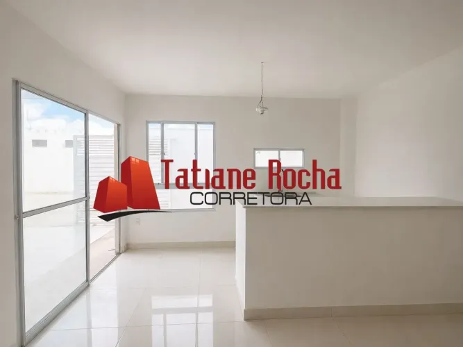 Alugo excelente casa em rua pública no bairro Sim.