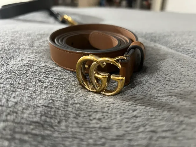 Este cinto é o modelo Gucci GG Marmont fino (Thin) em couro marrom.