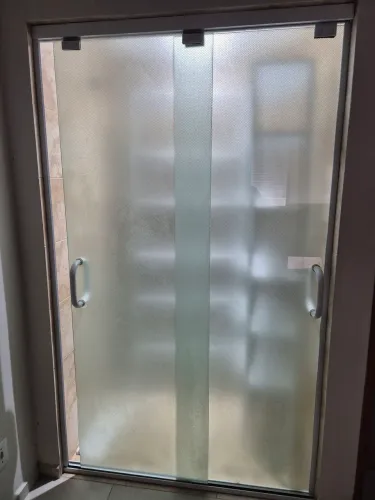 Portas de vidro de correr com puxador