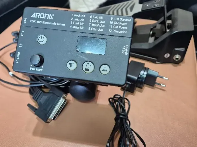 Módulo de Bateria Eletrônica Aroma TDX 16S com multicabo, suporte e pedal hihat