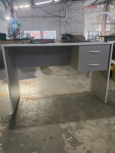 Mesa para escritório com gaveteiro