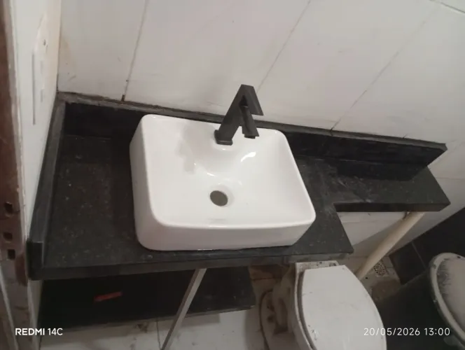 Bancada de banheiro no verde Ubatuba com prateleira