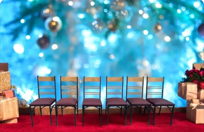 Natal chegando! 6 Cadeiras de Metal na cor Preto Acetinado com Dourado, Acento Novo.