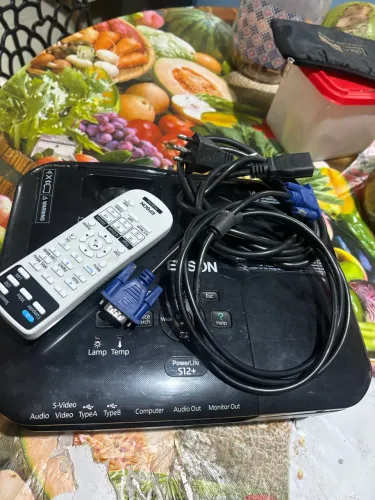 Epson PowerLite S12+ possui 2.800 lúmens de brilho